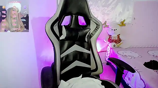 Snapshot of ninatiny chatting on 03/21/25, 10:50 ninatiny online show from 03/21/25, 10:50