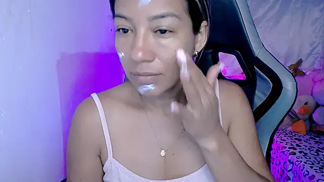 Snapshot of ninatiny chatting on 09/18/25, 09:01 ninatiny online show from 09/18/25, 09:01