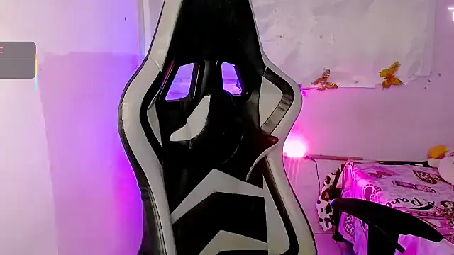 Snapshot of ninatiny chatting on 10/16/25, 08:22 ninatiny online show from 10/16/25, 08:22