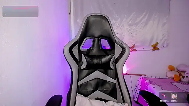 Snapshot of ninatiny chatting on 11/13/25, 10:08 ninatiny online show from 11/13/25, 10:08