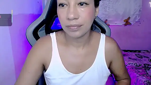 Snapshot of ninatiny chatting on 10/17/25, 10:29 ninatiny online show from 10/17/25, 10:29