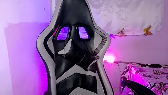 Snapshot of ninatiny chatting on 10/31/25, 09:28 ninatiny online show from 10/31/25, 09:28