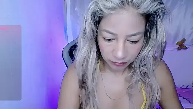 Snapshot of ninatiny chatting on 11/16/25, 10:53 ninatiny online show from 11/16/25, 10:53