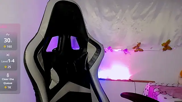 Snapshot of ninatiny chatting on 11/15/25, 09:02 ninatiny online show from 11/15/25, 09:02