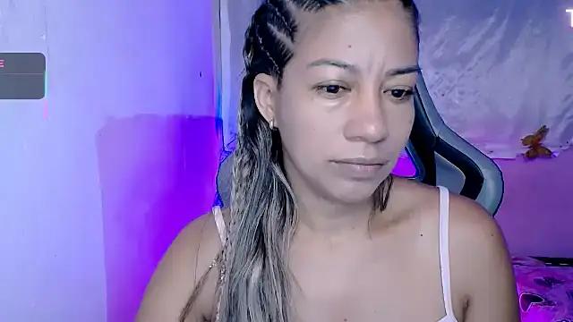 Snapshot of ninatiny chatting on 10/13/25, 07:54 ninatiny online show from 10/13/25, 07:54