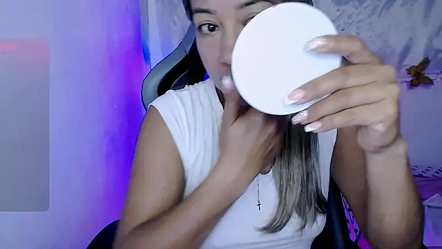 Snapshot of ninatiny chatting on 11/20/25, 09:21 ninatiny online show from 11/20/25, 09:21