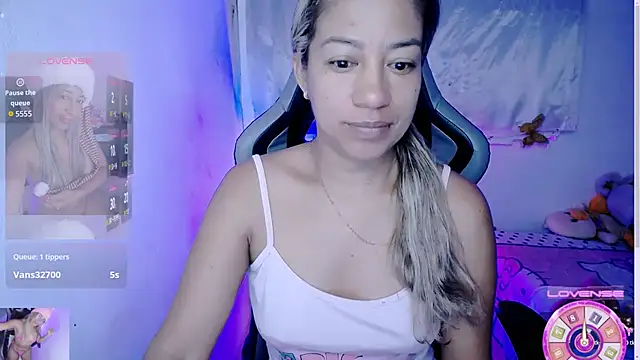 Snapshot of ninatiny chatting on 11/29/25, 08:58 ninatiny online show from 11/29/25, 08:58