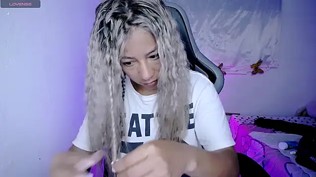 Snapshot of ninatiny chatting on 12/05/25, 10:47 ninatiny online show from 12/05/25, 10:47