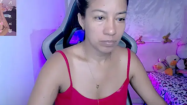 Snapshot of ninatiny chatting on 09/19/25, 10:52 ninatiny online show from 09/19/25, 10:52