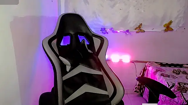 Snapshot of ninatiny chatting on 10/30/25, 08:23 ninatiny online show from 10/30/25, 08:23