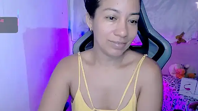 Snapshot of ninatiny chatting on 10/06/25, 11:00 ninatiny online show from 10/06/25, 11:00