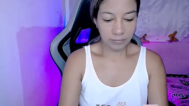 Snapshot of ninatiny chatting on 10/24/25, 10:14 ninatiny online show from 10/24/25, 10:14