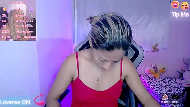 Snapshot of ninatiny chatting on 09/23/25, 09:38 ninatiny online show from 09/23/25, 09:38