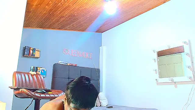 queenaliice online show from 02/18/26, 11:39