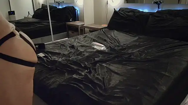 MikyFoxx online show from 11/24/25, 07:19