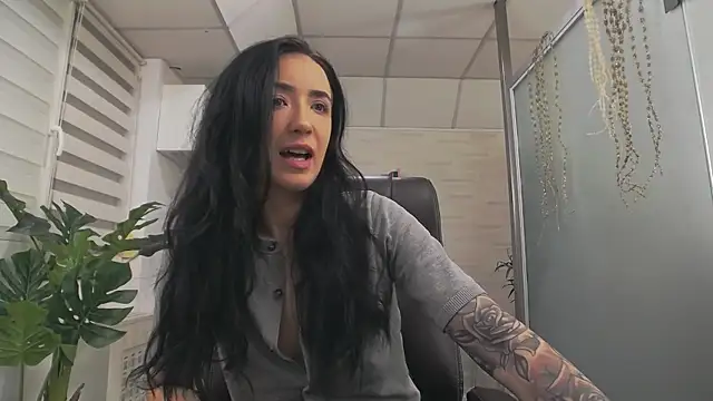 Snapshot of GlamKate chatting on 12/15/25, 04:29 GlamKate online show from 12/15/25, 04:29