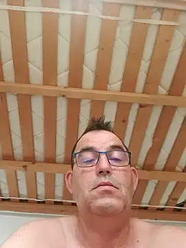 Snapshot of Lentbulant chatting on 10/22/25, 07:41 Lentbulant online show from 10/22/25, 07:41