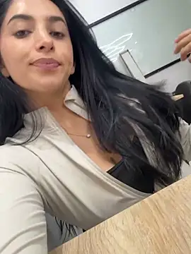 Snapshot of niko_robin chatting on 11/15/25, 06:45 niko robin online show from 11/15/25, 06:45