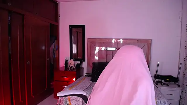 Snapshot of salomecastro_ chatting on 10/24/25, 03:38 salomecastro online show from 10/24/25, 03:38