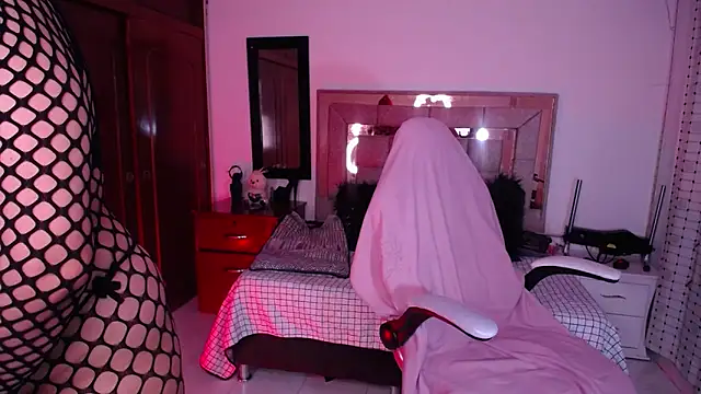 Snapshot of salomecastro_ chatting on 10/31/25, 02:52 salomecastro online show from 10/31/25, 02:52