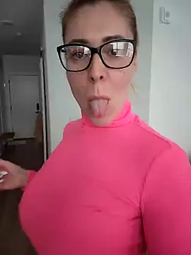 Snapshot of HollyTattoo chatting on 12/12/24, 06:10 HollyTattoo online show from 12/12/24, 06:10