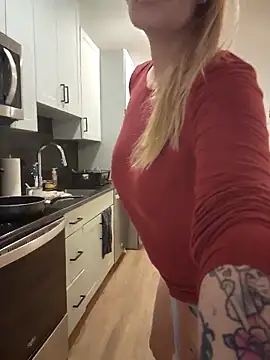 Snapshot of HollyTattoo chatting on 02/19/25, 02:01 HollyTattoo online show from 02/19/25, 02:01