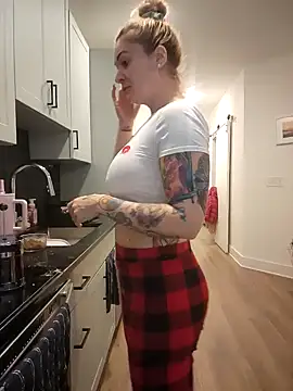 Snapshot of HollyTattoo chatting on 01/24/25, 01:25 HollyTattoo online show from 01/24/25, 01:25