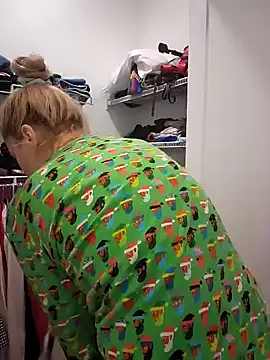 Snapshot of HollyTattoo chatting on 12/06/24, 02:22 HollyTattoo online show from 12/06/24, 02:22