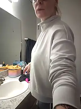 Snapshot of HollyTattoo chatting on 01/22/25, 02:24 HollyTattoo online show from 01/22/25, 02:24