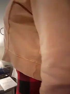 Snapshot of HollyTattoo chatting on 01/13/25, 10:47 HollyTattoo online show from 01/13/25, 10:47