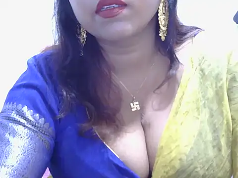 Snapshot of ROSEE_MERRYYYY chatting on 05/13/26, 06:04 ROSEE MERRYYYY online show from 05/13/26, 06:04