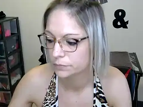 Snapshot of alixfeeling chatting on 12/02/24, 02:47 alixfeeling online show from 12/02/24, 02:47