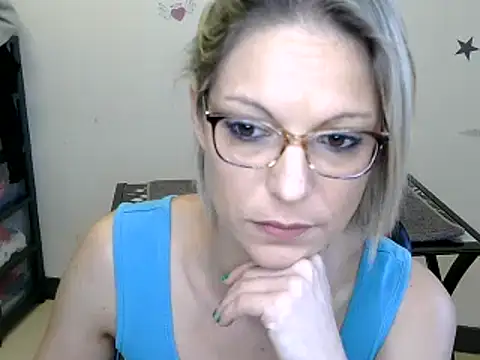 Snapshot of alixfeeling chatting on 12/04/24, 02:20 alixfeeling online show from 12/04/24, 02:20