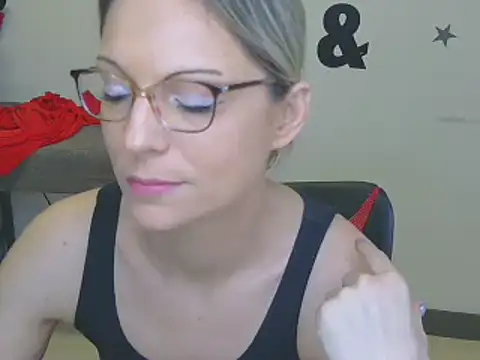 Snapshot of alixfeeling chatting on 12/21/24, 02:04 alixfeeling online show from 12/21/24, 02:04