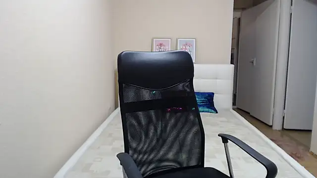 Snapshot of AnnaSweet18 chatting on 10/27/25, 06:53 AnnaSweet18 online show from 10/27/25, 06:53