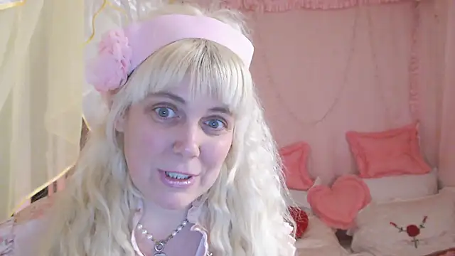 Snapshot of SunnySylvia chatting on 02/17/25, 06:28 SunnySylvia online show from 02/17/25, 06:28