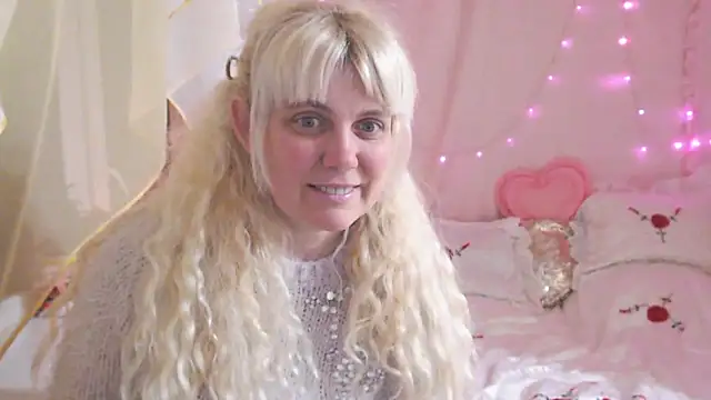 Snapshot of SunnySylvia chatting on 03/18/26, 06:42 SunnySylvia online show from 03/18/26, 06:42
