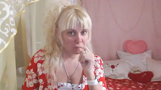 Snapshot of SunnySylvia chatting on 12/15/25, 04:13 SunnySylvia online show from 12/15/25, 04:13
