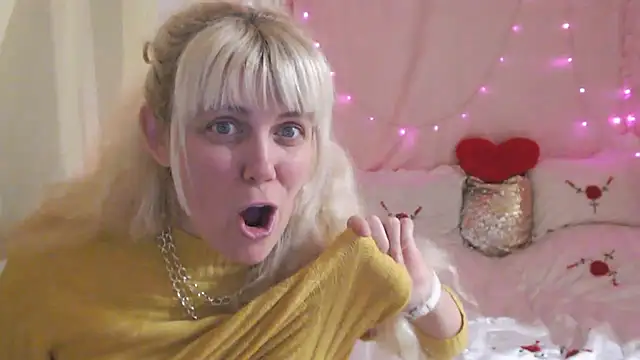 Snapshot of SunnySylvia chatting on 03/25/26, 04:39 SunnySylvia online show from 03/25/26, 04:39
