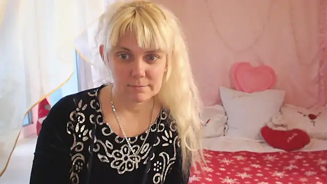 Snapshot of SunnySylvia chatting on 12/18/25, 06:40 SunnySylvia online show from 12/18/25, 06:40