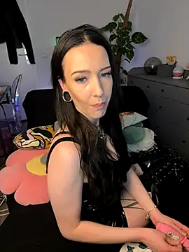 Trixie-Tainted online show from 10/28/25, 04:06