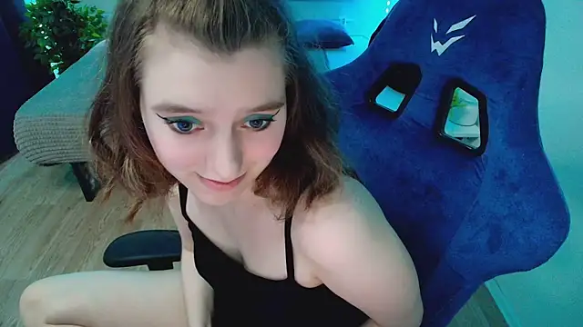 Snapshot of CranberryHot chatting on 06/17/26, 03:55 CranberryHot online show from 06/17/26, 03:55