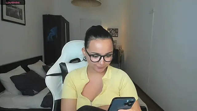 Snapshot of Tiffany_Flynn chatting on 12/23/24, 10:12 Tiffany Flynn online show from 12/23/24, 10:12