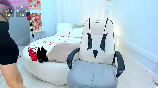 HelenaRegal online show from 02/17/26, 02:03