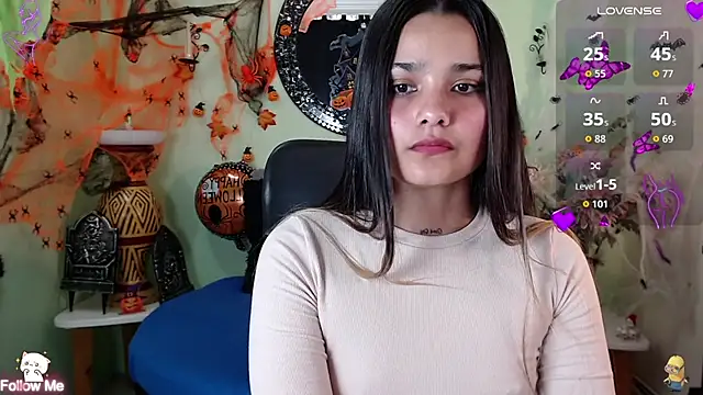 Snapshot of DestinyHills chatting on 10/28/25, 12:04 DestinyHills online show from 10/28/25, 12:04