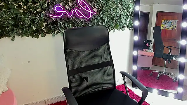 Snapshot of DestinyHills chatting on 11/04/25, 12:20 DestinyHills online show from 11/04/25, 12:20