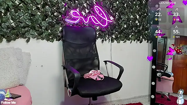 Snapshot of DestinyHills chatting on 11/12/25, 02:26 DestinyHills online show from 11/12/25, 02:26