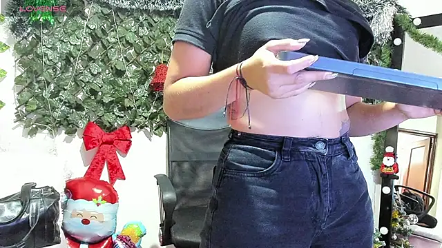 Snapshot of DestinyHills chatting on 12/05/25, 12:04 DestinyHills online show from 12/05/25, 12:04