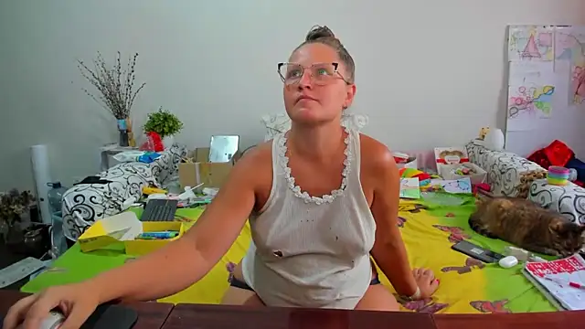 Snapshot of IamYourNarcotic chatting on 09/15/25, 03:01 IamYourNarcotic online show from 09/15/25, 03:01