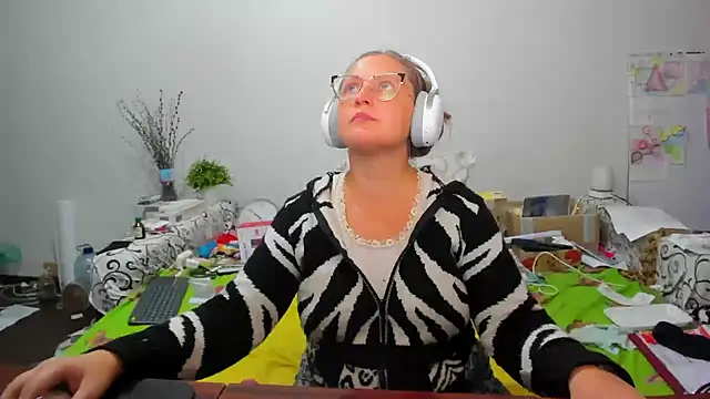 Snapshot of IamYourNarcotic chatting on 11/12/25, 02:43 IamYourNarcotic online show from 11/12/25, 02:43